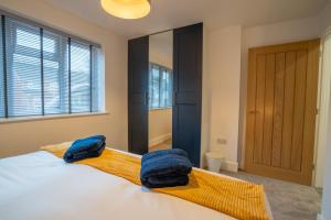 A bed or beds in a room at Mill Road Ground Floor Apartment