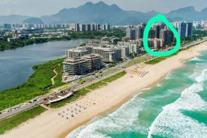 eine Luftansicht auf einen Strand mit einem grünen Kreis in der Unterkunft Maravilhoso Apartamento com 4 quartos Praia da Barra da Tijuca in Rio de Janeiro