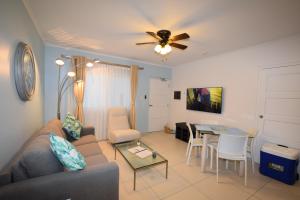 TV a/nebo společenská místnost v ubytování Arena Condos Aruba - few steps from Eagle Beach!