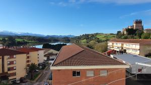 vistas a una ciudad con río y edificios en Tercero Loft Susana, en San Vicente de la Barquera