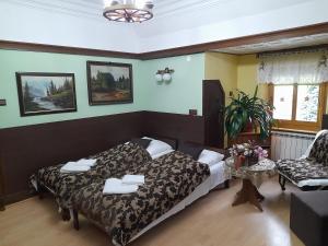 シュクラルスカ・ポレンバにあるDom jak dawniejのベッドルーム1室(ベッド1台、テーブル、椅子付)