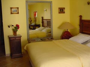 En eller flere senge i et værelse på Chambres et table d'hôtes, maisonnettes individuelles dans propriété privée
