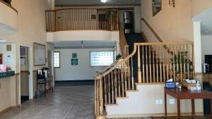 korytarzem ze schodami w budynku w obiekcie Fairbridge Inn and Suites - Miles City w mieście Miles City