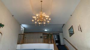 um candelabro pendurado num tecto num corredor em Fairbridge Inn and Suites - Miles City em Miles City