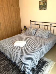 Postel nebo postele na pokoji v ubytování Comfortable One-Bedroom Apartment near the Sea and Casino Merit Park Sel 2-6