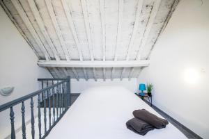 - un lit dans une chambre avec plafond dans l'établissement ROYALE APARTMENTS VIEUX LILLE 24H24H Access, à Lille