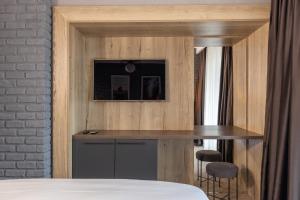 Postel nebo postele na pokoji v ubytování UpperHouse Suites & More