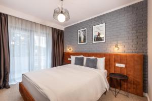 Postel nebo postele na pokoji v ubytování UpperHouse Suites & More