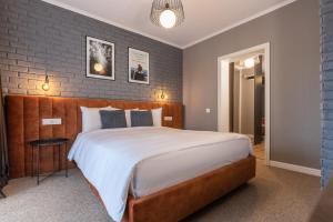 Postel nebo postele na pokoji v ubytování UpperHouse Suites & More