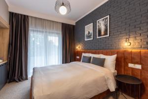 Postel nebo postele na pokoji v ubytování UpperHouse Suites & More