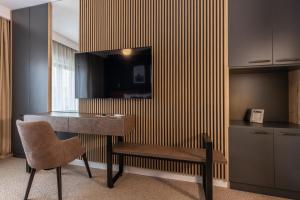 TV a/nebo společenská místnost v ubytování UpperHouse Suites & More