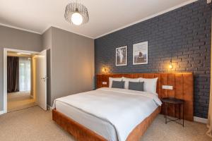 Postel nebo postele na pokoji v ubytování UpperHouse Suites & More