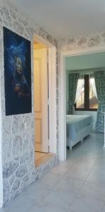 um quarto com uma pintura pendurada numa parede em Seaview holiday home em Kalkan