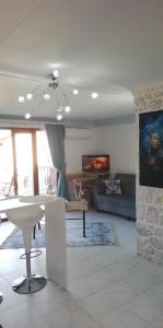 uma sala de estar com uma mesa e um sofá em Seaview holiday home em Kalkan