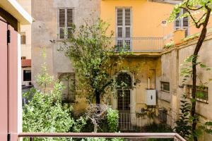 ein altes Gebäude mit einem Baum davor in der Unterkunft Cavour Luxury Home in Rom