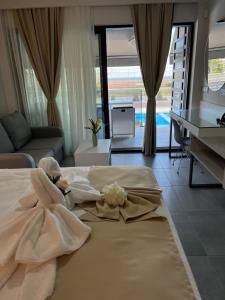 Anastasia Boutique Suites -Adults only & kids 12 plus في أسبروبالتا: غرفة نوم بسرير ومكتب وغرفة معيشة