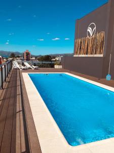a swimming pool on the roof of a building at Departamento frente al lago en Villa Carlos Paz in Villa Carlos Paz