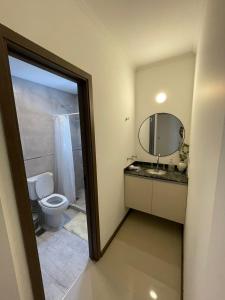 ein Bad mit einem WC und einem Spiegel in der Unterkunft Departamento frente al lago en Villa Carlos Paz in Villa Carlos Paz