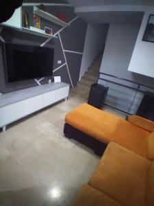 Japi Duplex في لوسينا: غرفة معيشة بها أريكة وتلفزيون