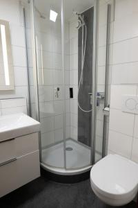 y baño con ducha y aseo. en Ferienpark Steinhude - Neptun 115, en Wunstorf