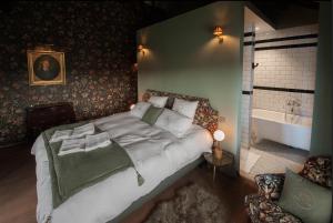 En eller flere senger på et rom på Villa Servais