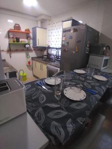 Japi Duplex في لوسينا: مطبخ مع طاولة عليها لوحات