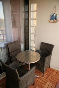 mesa y sillas en una habitación con ventana en Ferienpark Steinhude - Neptun 115, en Wunstorf