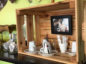 Utensilios para hacer té y café en Hotel Arc-En-Ciel Colmar Contact Hotel