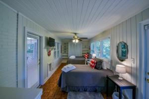a bedroom with two beds in a room at Sherwood House in Tuscaloosa