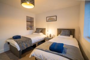1 dormitorio con 2 camas y ventana en Mill Road Apartment First Floor, en Crawley
