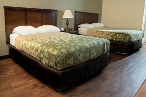 una habitación de hotel con 2 camas en una habitación en Econo Lodge Near Fort Gregg-Adams I-295, en Hopewell