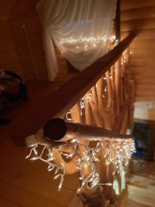 una escalera de madera con luces y una cortina en Вілла Софі en Verkhovyna