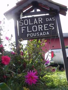 un signo que dice: dales solares flores pousada en Pousada Solar das Flores en Visconde De Maua