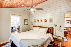 Tempat tidur dalam kamar di The Cottage at Camp Toccoa