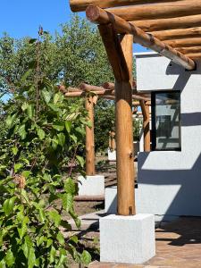pergolato in legno e scale in giardino di Victoria’s House a San Rafael