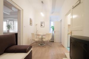 - un salon avec une table et des chaises blanches dans l'établissement Apartment Red Bike, à Zagreb