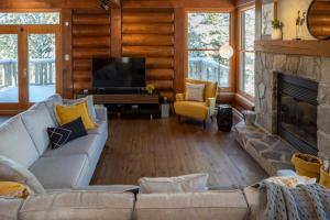 Posezení v ubytování 4-Bedroom Chalet Fraternite in Lac-Superieur Tremblant