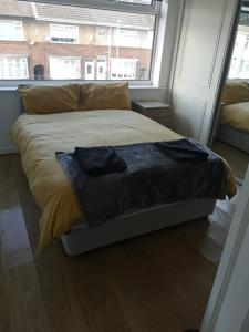 Katil atau katil-katil dalam bilik di Modern property close to Aintree Hospital & Motorways