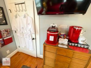 Zimmer mit einer Tür mit einer weißen Jacke und einem Hydranten in der Unterkunft Bama Bed and Breakfast - Sweet Home Alabama Suite in Tuscaloosa
