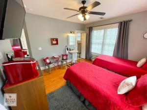 タスカルーサにあるBama Bed and Breakfast - Sweet Home Alabama Suiteのベッド2台とバスルームがあるホテルの部屋
