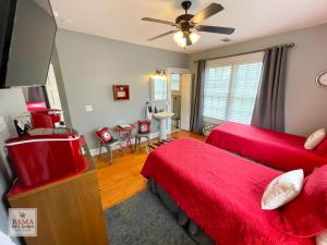 Habitación de hotel con 2 camas y baño en Bama Bed and Breakfast - Sweet Home Alabama Suite, en Tuscaloosa