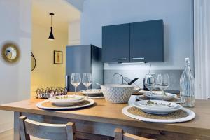 a dining room with a table with wine glasses at Touche "majordomesque" #CL in Grenoble