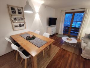 uma sala de estar com uma mesa de madeira e cadeiras em Ferienwohnung Wiesenblick em Bad Hindelang