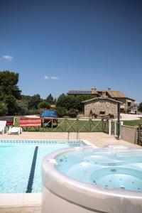 duży basen z jacuzzi obok w obiekcie Agriturismo il Cicaleto w mieście Cannara