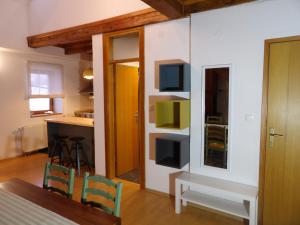 Zimmer mit einem Tisch und Stühlen sowie einer Küche in der Unterkunft Apartman Matea 4 in Gospić