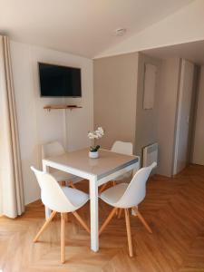 TV in/ali zabaviščno središče v nastanitvi Luxe Chalet Lauwersoog