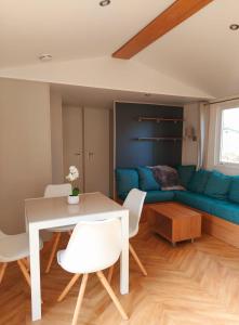 Predel za sedenje v nastanitvi Luxe Chalet Lauwersoog