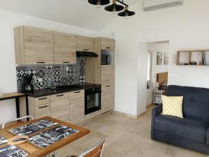 Kuchyň nebo kuchyňský kout v ubytování Petite Maison refaite à neuf proche plage
