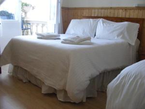 A bed or beds in a room at Trevelyan Hotel 