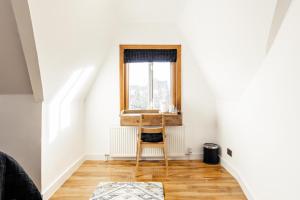a room with a stool and a window at Cambridge House Hotel in Cambridge